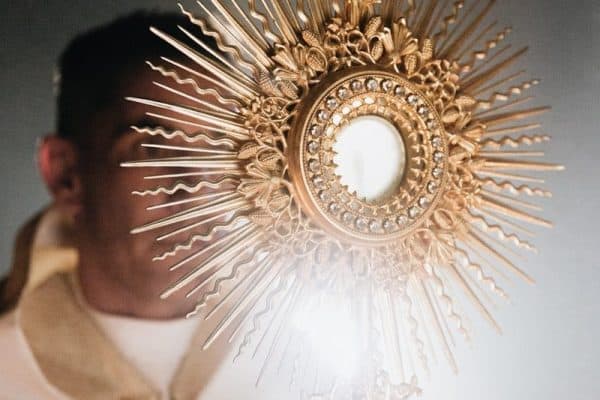 Golpe usa padre criado por inteligência artificial para arrancar doações via Pix