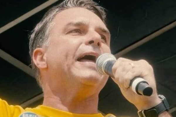 Flávio Bolsonaro dedica 38% dos posts a ataques contra Lula, aponta levantamento