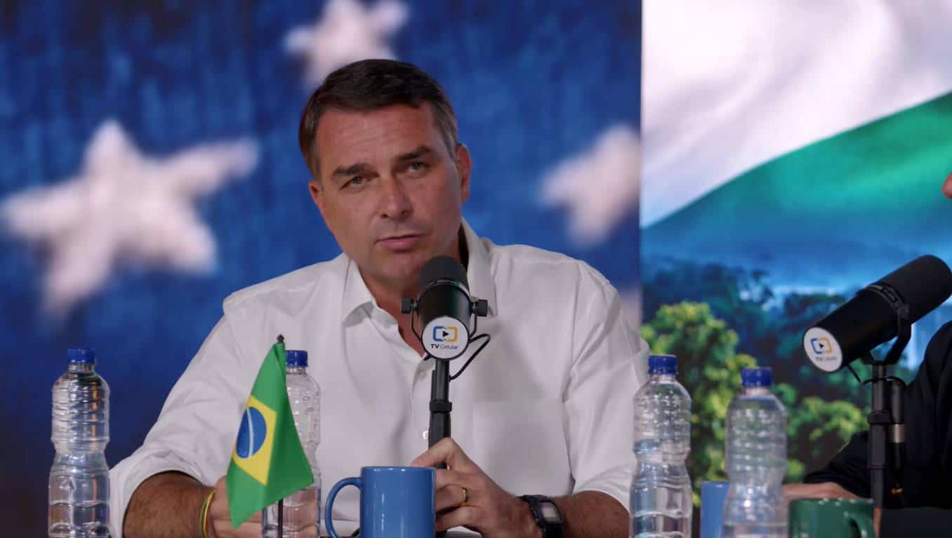 Flávio Bolsonaro responsabiliza Lula por endividamento causado pelo 'Tigrinho': "Fica fingindo de besta" (Foto: YouTube)