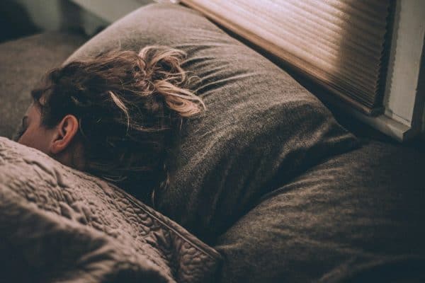 Psicólogo revela hábito comum antes de dormir que pode estar atrapalhando seu descanso