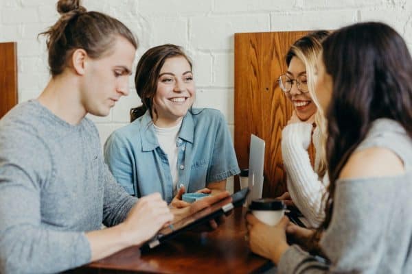 As pessoas estão falando menos e isso pode afetar o cérebro, dizem especialistas