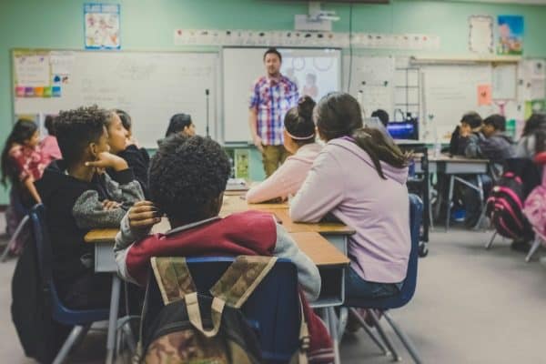 Professores mais velhos disparam no Brasil enquanto jovens abandonam a carreira
