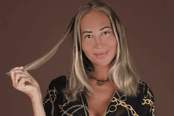 Vizinho de Amanda Fróes faz acordo após acusação de transfobia