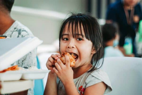 Energético, café e até pipoca: 10 dúvidas sobre alimentação infantil que deixam pais em alerta