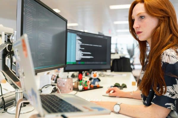 A inteligência artificial está mudando o futuro dos jovens — e estas profissões estão ganhando espaço