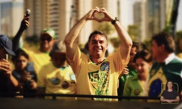 Flávio Bolsonaro pode perder mandato no Senado ainda este ano por excesso de faltas