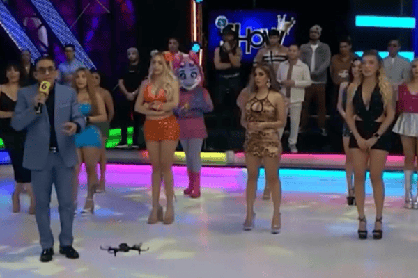 Apresentador chuta drone durante programa, atinge modelo e vira alvo de críticas