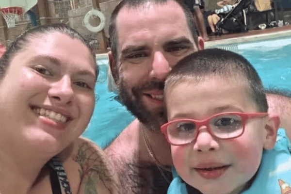 Mulher é acusada de matar marido e filho de 3 anos em resort e faz pedido perturbador à polícia