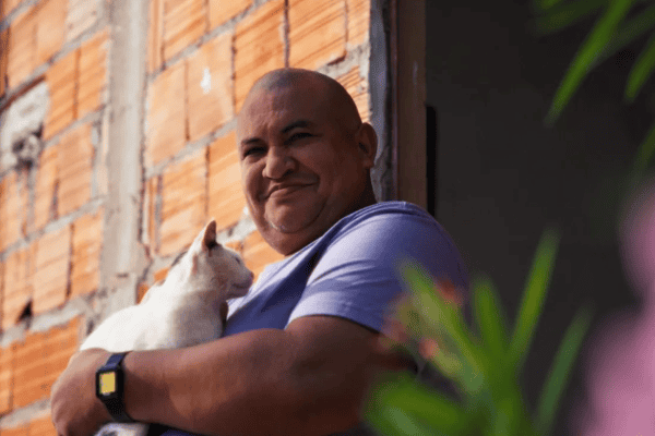 Pedreiro que caiu em golpe com namorada de IA encontra uma nova companheira