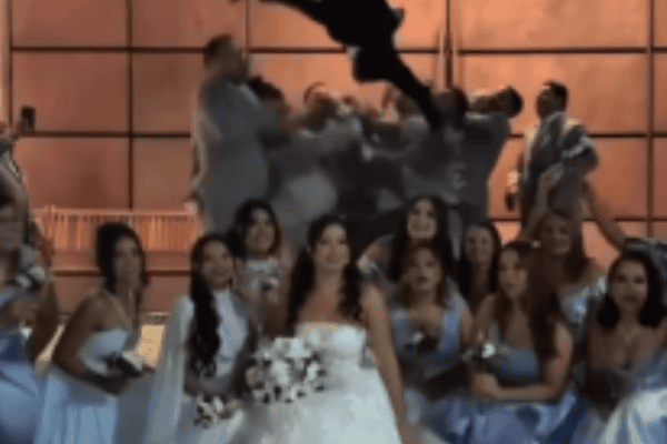 Casal tenta reproduzir foto viral no casamento, mas algo inesperado acontece