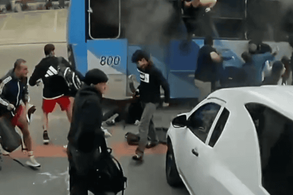 Desespero em ônibus: passageiros quebram janelas para escapar de incêndio em SC