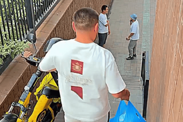 Ele parou para ajudar um desconhecido e escapou por pouco de ser atingido por chapa de ferro que despencou