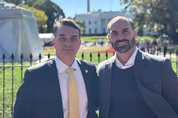 Flávio Bolsonaro reage à decisão de Moraes contra Eduardo e faz ameaça para 2027