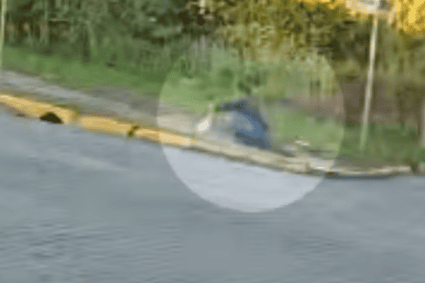Jovem cai em cratera que se abriu de repente em calçada no RS