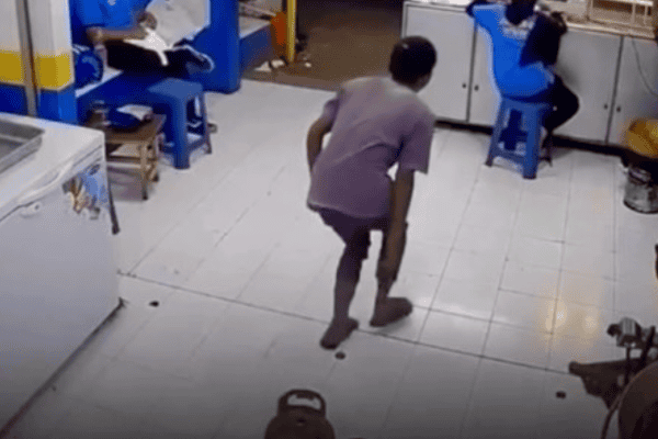 Mulher tenta assustar amiga no primeiro dia de trabalho e acaba provocando acidente