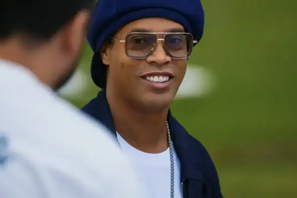 Ronaldinho Gaúcho volta aos gramados após 11 anos e provoca corrida por ingressos na Itália