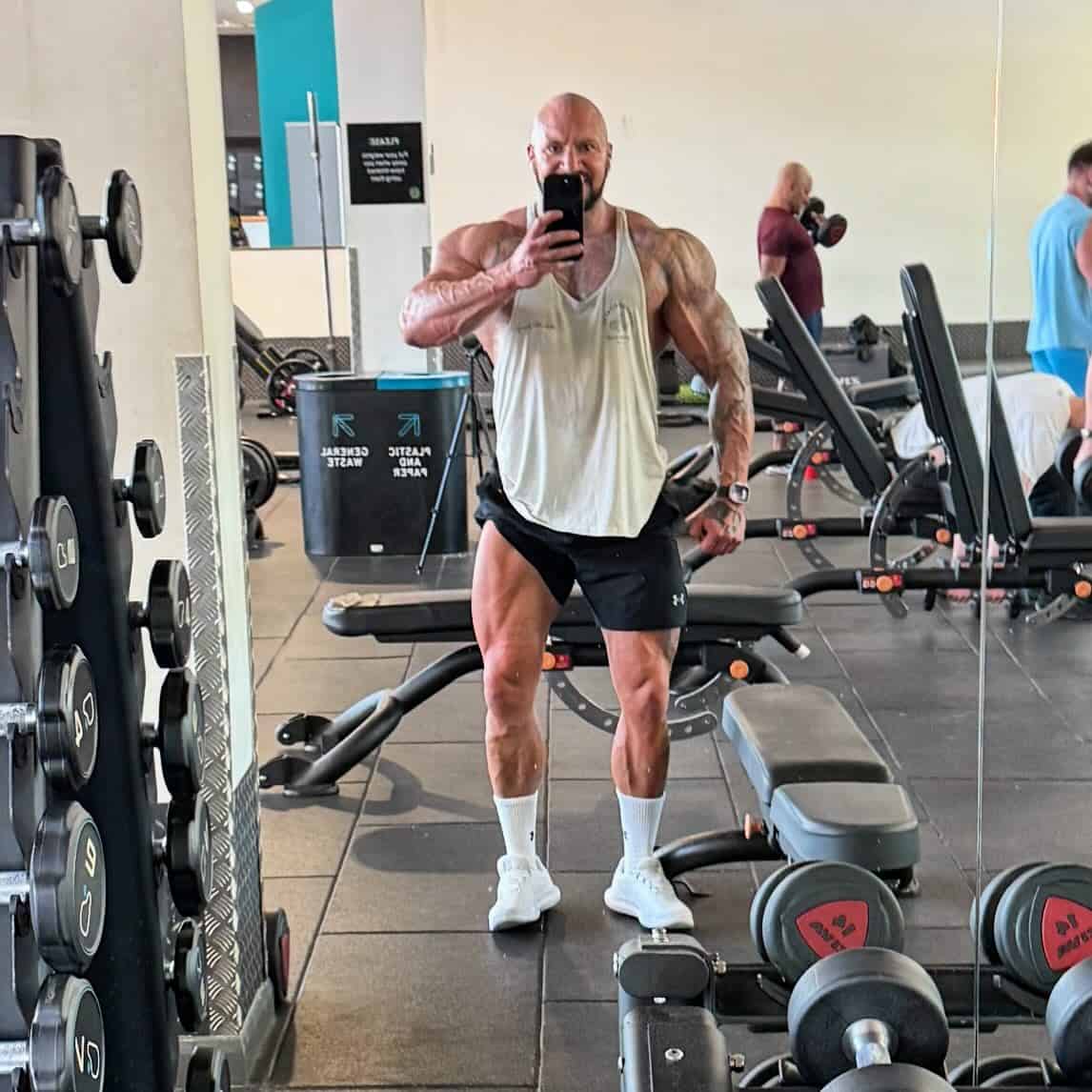 O fisiculturista Mateusz Chmura morreu aos 33 anos após desmaiar no palco durante uma competição na Inglaterra, no último domingo (18). (Foto: Instagram)
