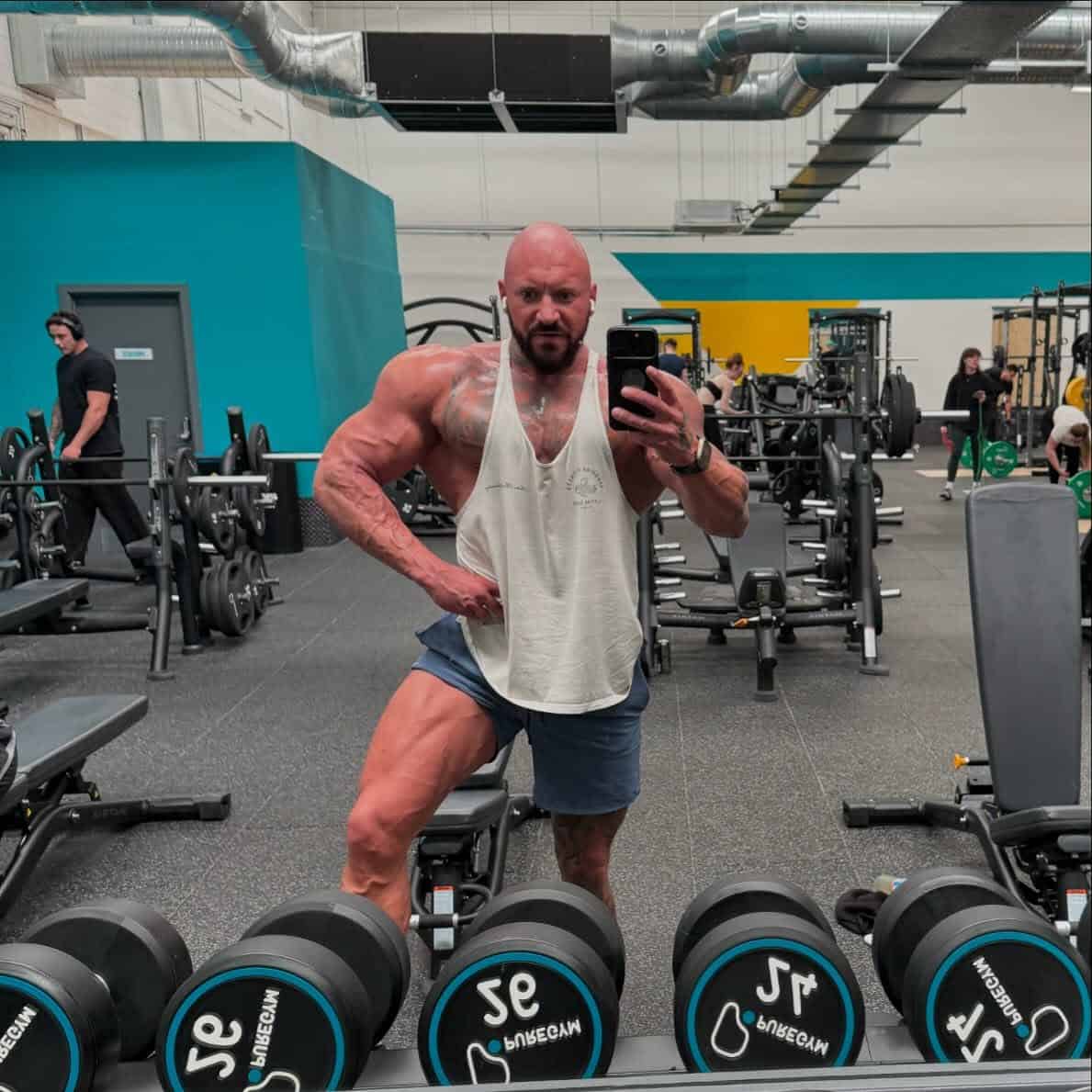 O atleta participava das finais britânicas da Physical Culture Association (PCA), realizadas na cidade de Telford, quando passou mal diante dos presentes. Ele chegou a receber atendimento médico e foi encaminhado a um hospital, mas não resistiu. (Foto: Instagram)
