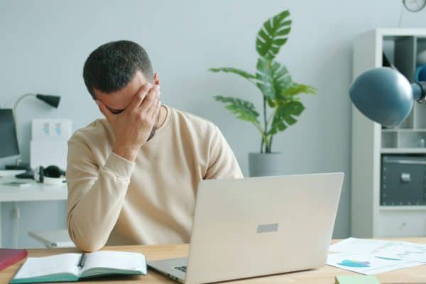 Você dorme, mas continua cansado? Veja 5 sinais de que o esgotamento pode estar afetando sua saúde