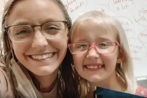 Professora adota aluna de 8 anos após descobrir que menina vivia em abrigo e não conseguia uma família