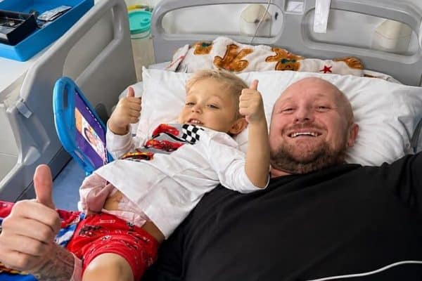 Pai perde 38 kg para doar parte do fígado e do intestino ao filho de 6 anos