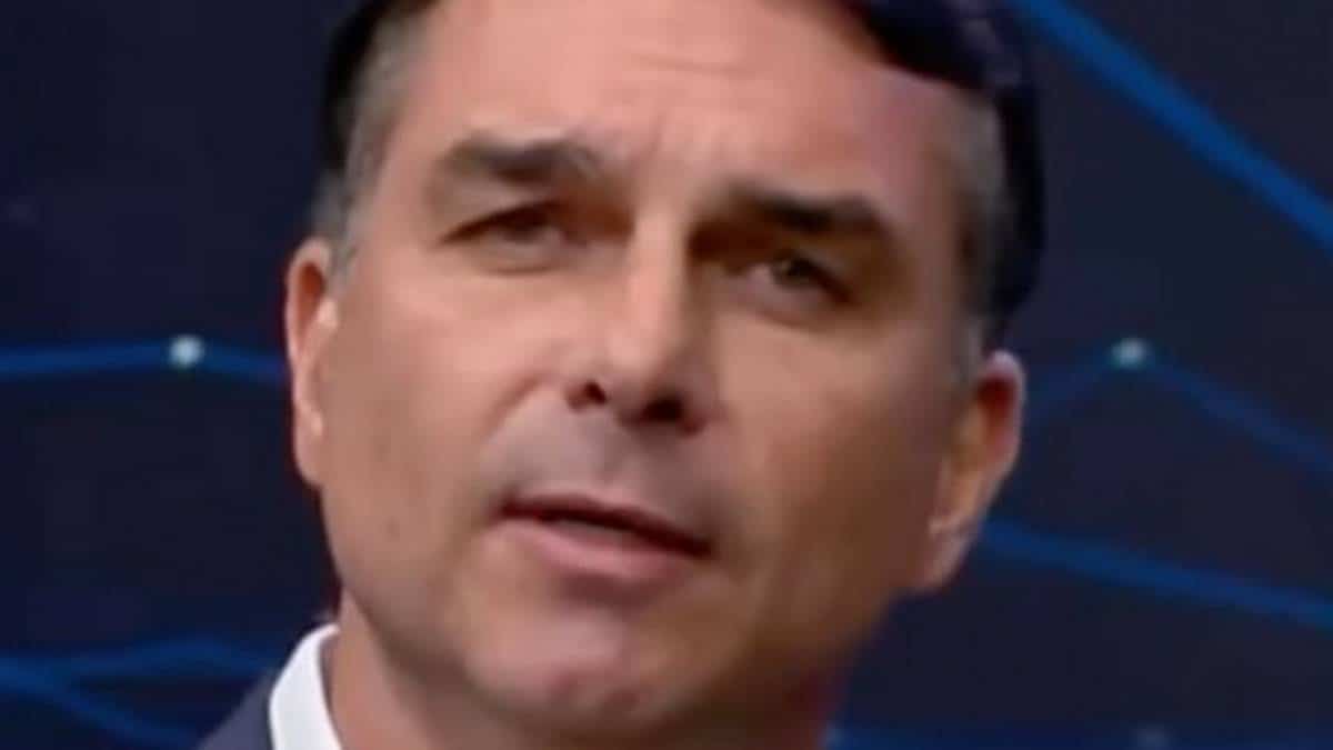 TSE impõe derrota a Flávio Bolsonaro em pedido contra mensagens do governo no WhatsApp (Foto: Instagram)