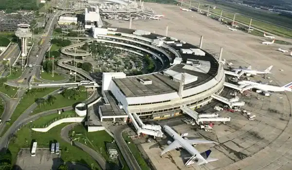 Taxistas participam de confronto geral em frente ao Aeroporto do Galeão