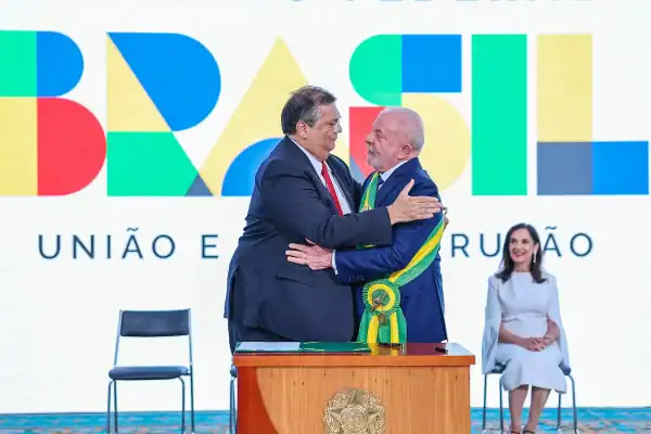 Cueva propõe excluir apenas posts que associem diretamente Flávio a boato sobre Nossa Senhora