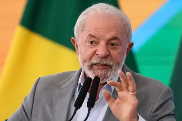 Lula comunica à Globo que não irá ao último debate do 1º turno e participará de podcast