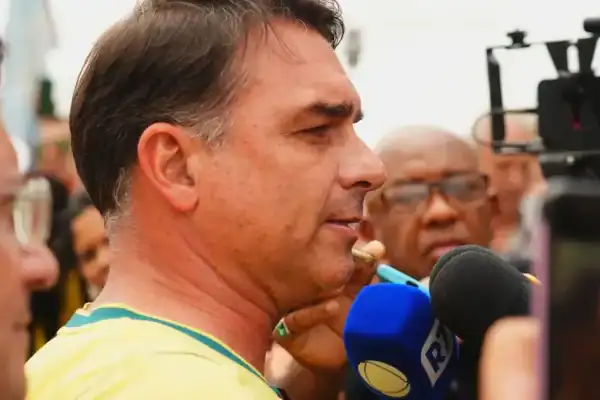 Flávio Bolsonaro abre mão de participar do debate da Globo e aponta ‘censura do TSE’