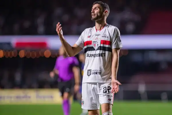 São Paulo x Santos no Brasileirão exibe menos marcas e manifesto contra fim das bets