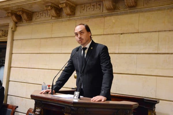 Flávio Bolsonaro defende em live a adoção do voto casado para senadores