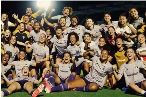São Paulo supera Corinthians e time feminino conquista título e alívio em temporada de crise