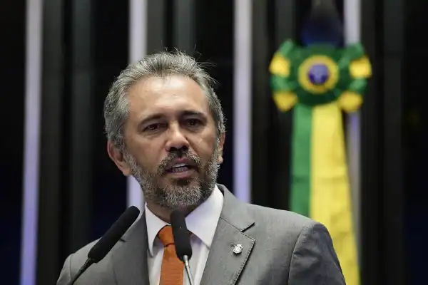 Elmano de Freitas é reeleito governador do Ceará em primeiro turno, vencendo Ciro Gomes