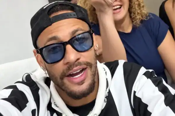 Neymar vota em Santos no primeiro turno das eleições e se aproxima de retorno aos gramados