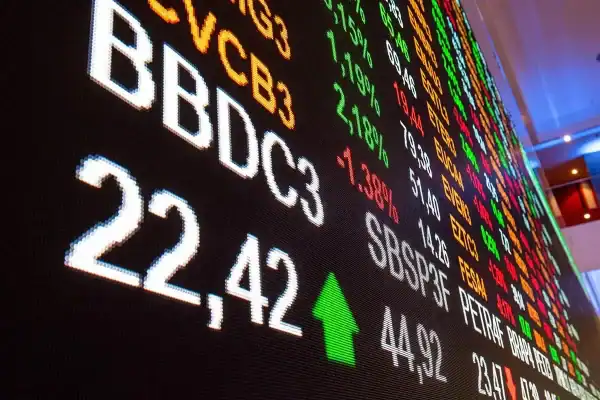 Ibovespa supera 200 mil pontos e atinge recorde histórico após 1º turno