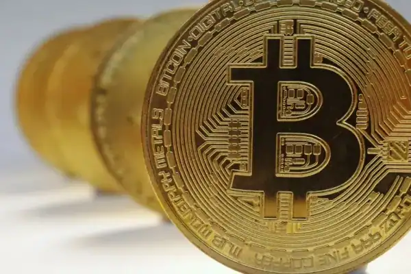 Bitcoin opera em alta com expectativas de alívio na política do Fed