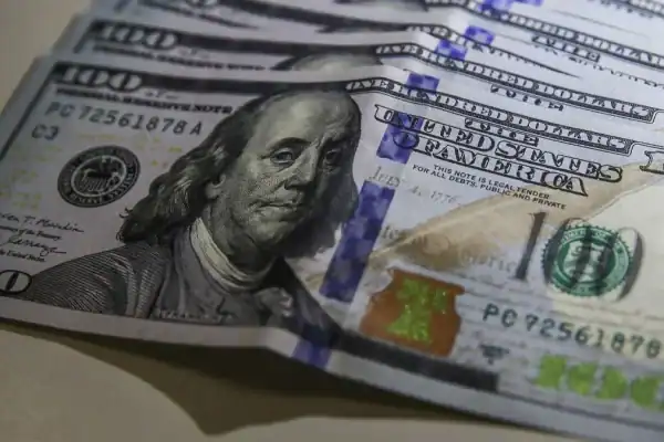 Dólar recua a R$5,00 após Flávio liderar o 1º turno das eleições