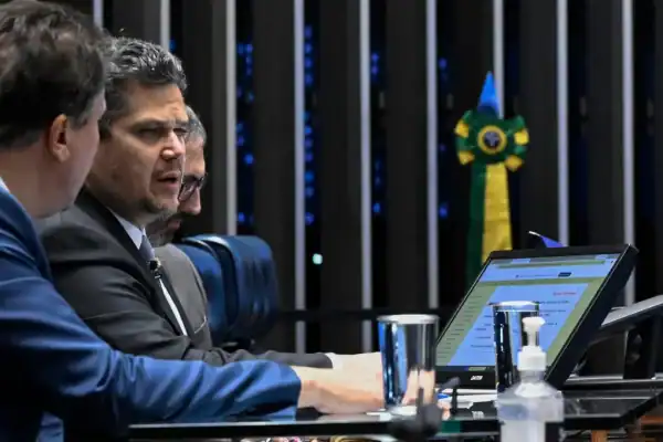 Lula espera votação da PEC que extingue a 6×1 ‘hoje ou amanhã’ no Senado e critica Flávio Bolsonaro