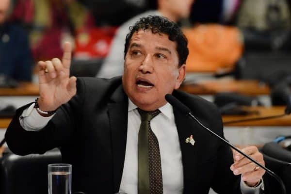 Magno Malta diz que impeachment de Moraes segue prioridade mesmo com “verde e amarelo”