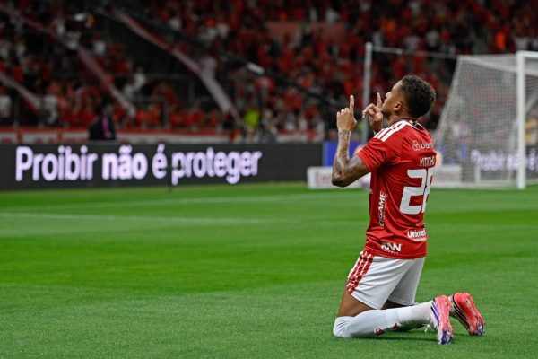 Corinthians acerta três bolas na trave, perde para o Inter e sofre sétima derrota seguida