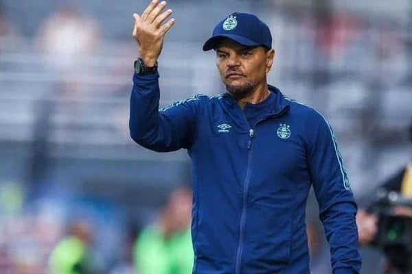 Auxiliar técnico do Grêmio é detido ao desembarcar em Porto Alegre