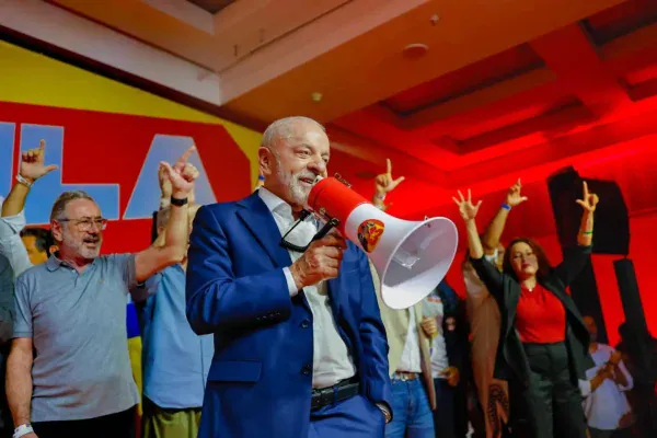 Lula diz ter sido informado de que Flávio propõe abstenção na votação do fim da escala 6×1