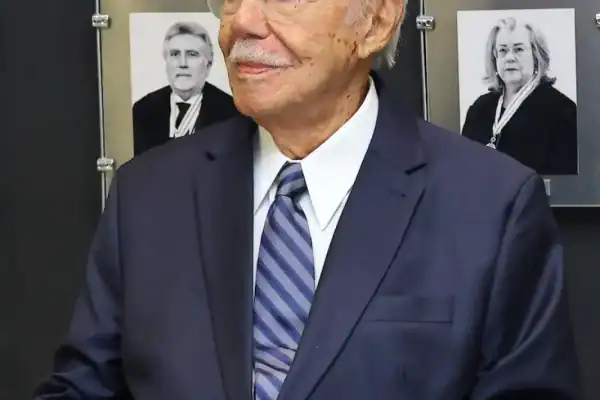 José Sarney é internado na UTI após cirurgia de emergência