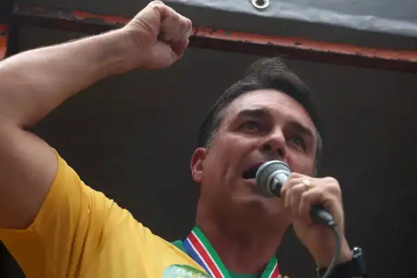 Porta-voz de Lula alerta que ‘tesouraço’ de Flávio Bolsonaro seria igual ao de Milei na Argentina