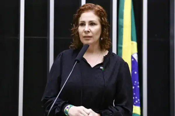 Defesa de Carla Zambelli mira Alexandre de Moraes e Gilmar Mendes e prepara ofensiva contra condenações