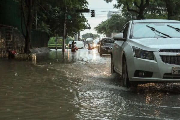 Vai viajar? Veja 7 erros a evitar ao dirigir na chuva
