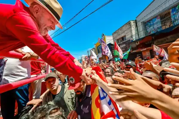 Lula diz que sociedade deve questionar onde serão os cortes de R$ 250 bilhões