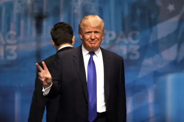 Trump critica Roy Cooper e apoia Michael Whatley para o Senado na Carolina do Norte
