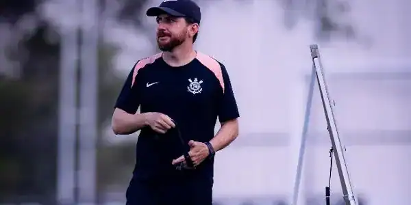 Seedorf é anunciado pelo Corinthians e desperta expectativas no Brasileirão